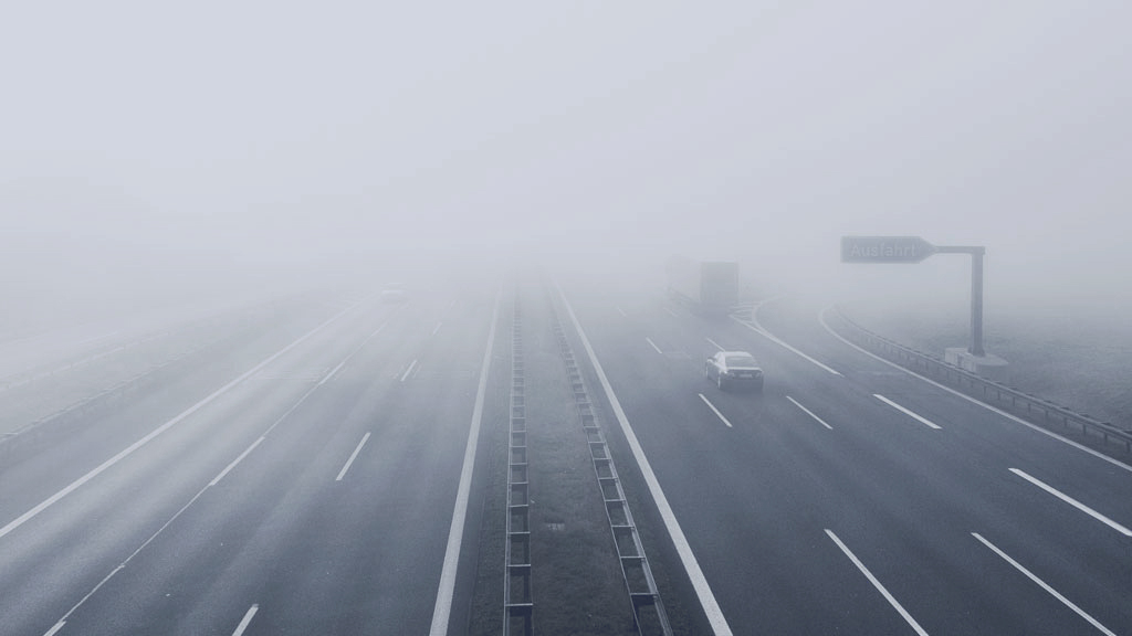Autobahn bei Nebel und schlechter Sicht
