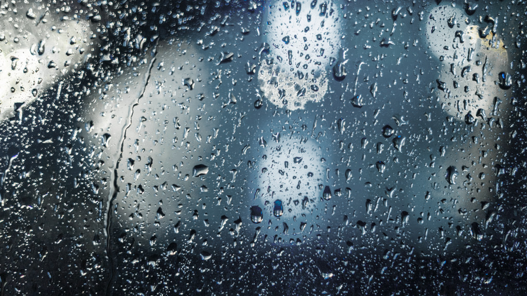 Regen auf Fahrzeugscheibe