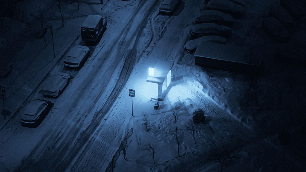 Schneefahrbahn in der Nacht