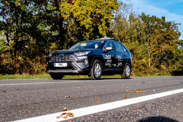 Autonomes Testfahrzeug der JKU auf der Digitrans Tetsstrecke