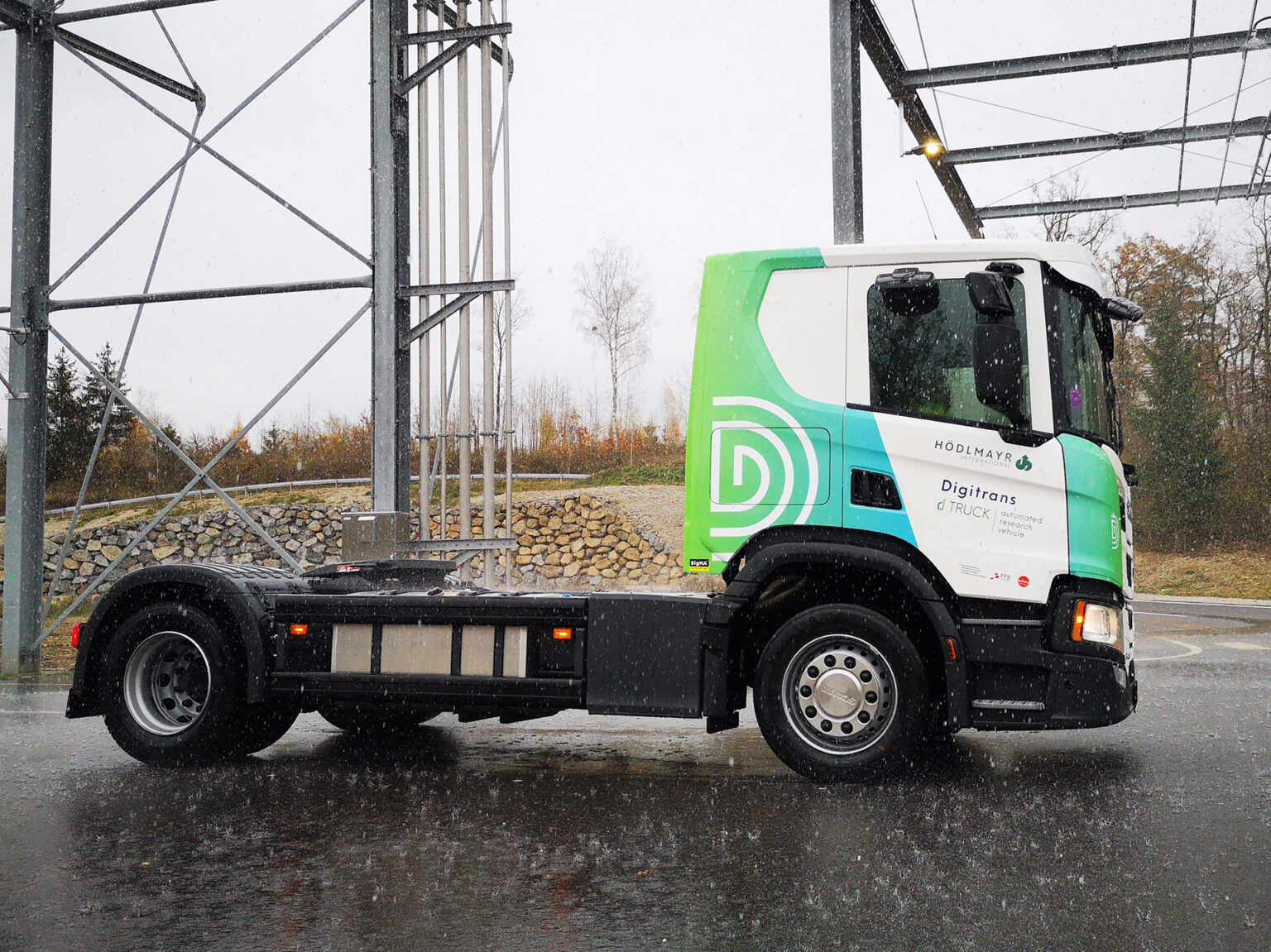 Regentests für automatisiertes Fahren - Versuchs-und Forschungs LKW Digitrans dTRUCK