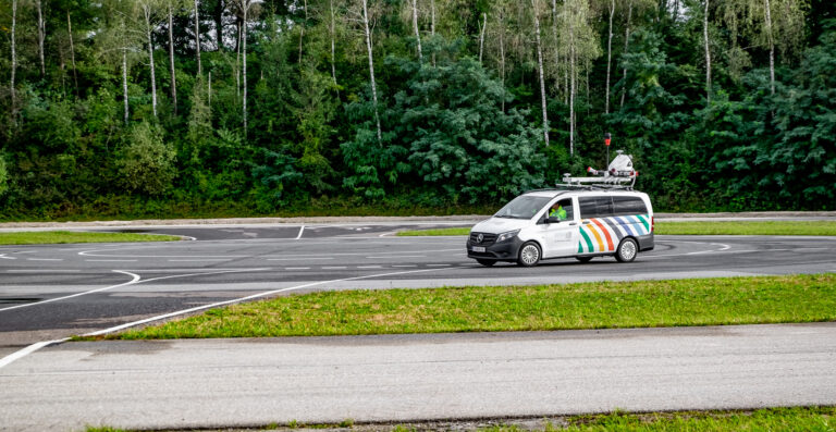 Forschungsfahrzeug Digitrans Teststrecke Digitaler Zwilling